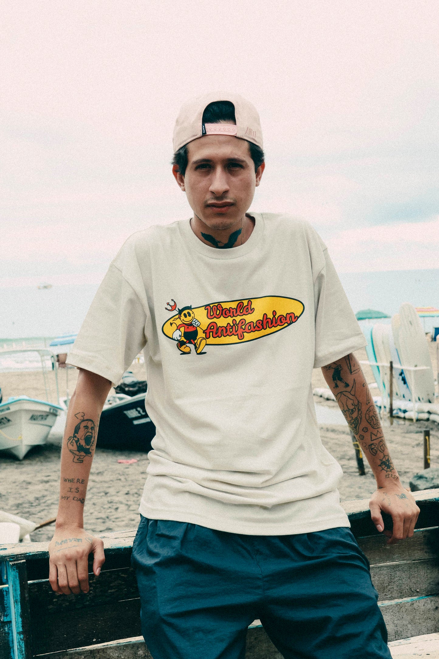 Playera Anti World White