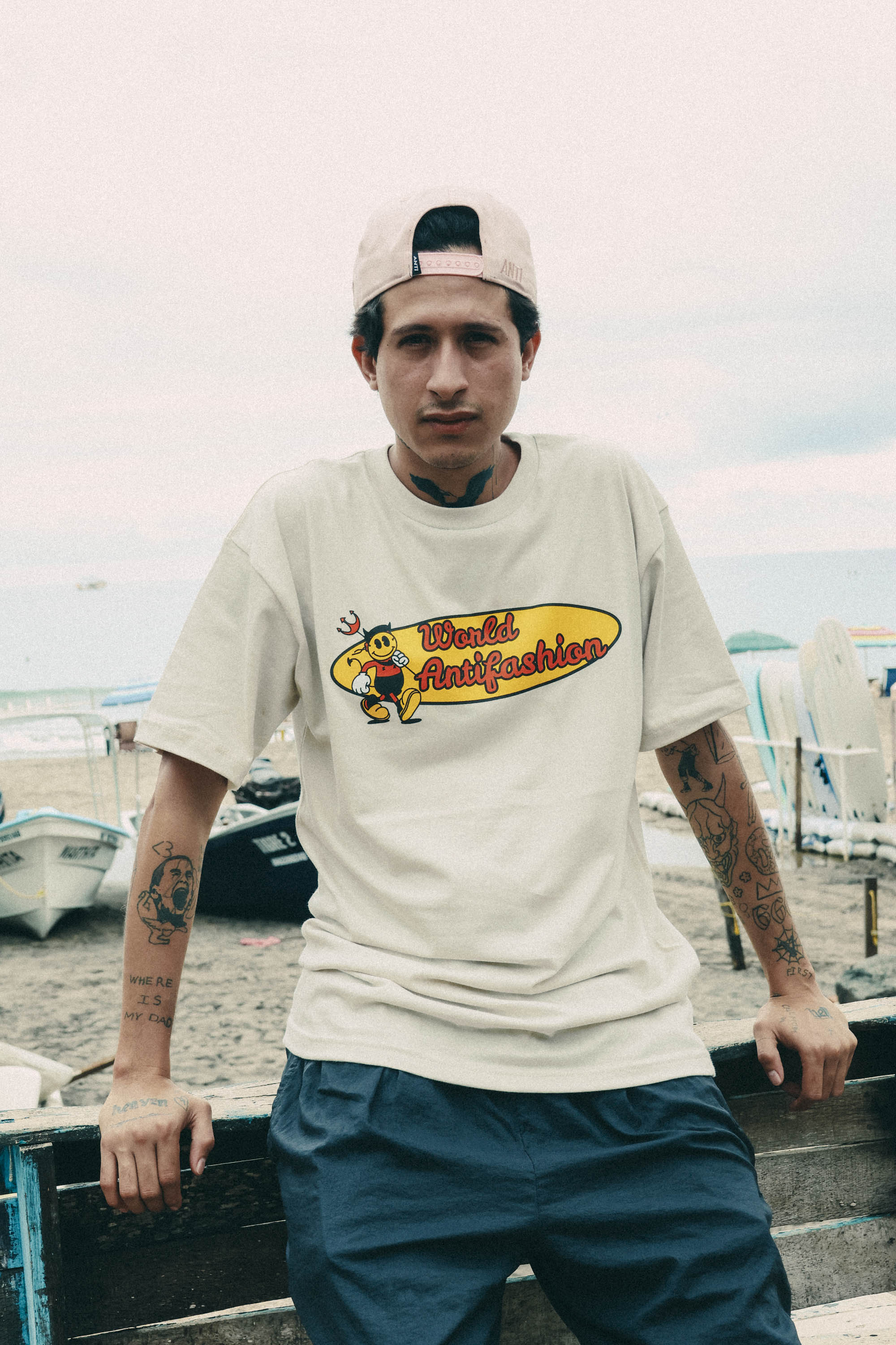 Playera Anti World White