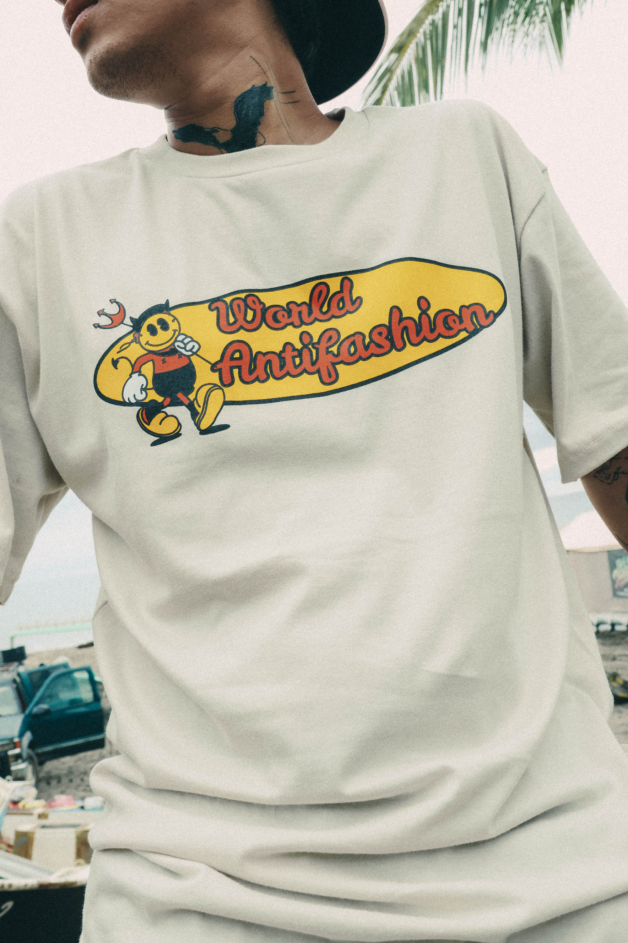 Playera Anti World White