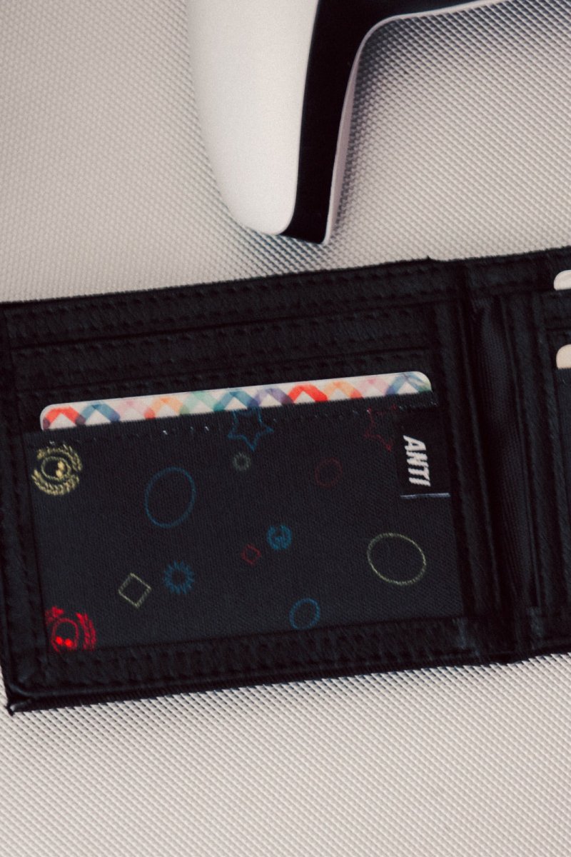 Cartera Three - ANTIFASHION