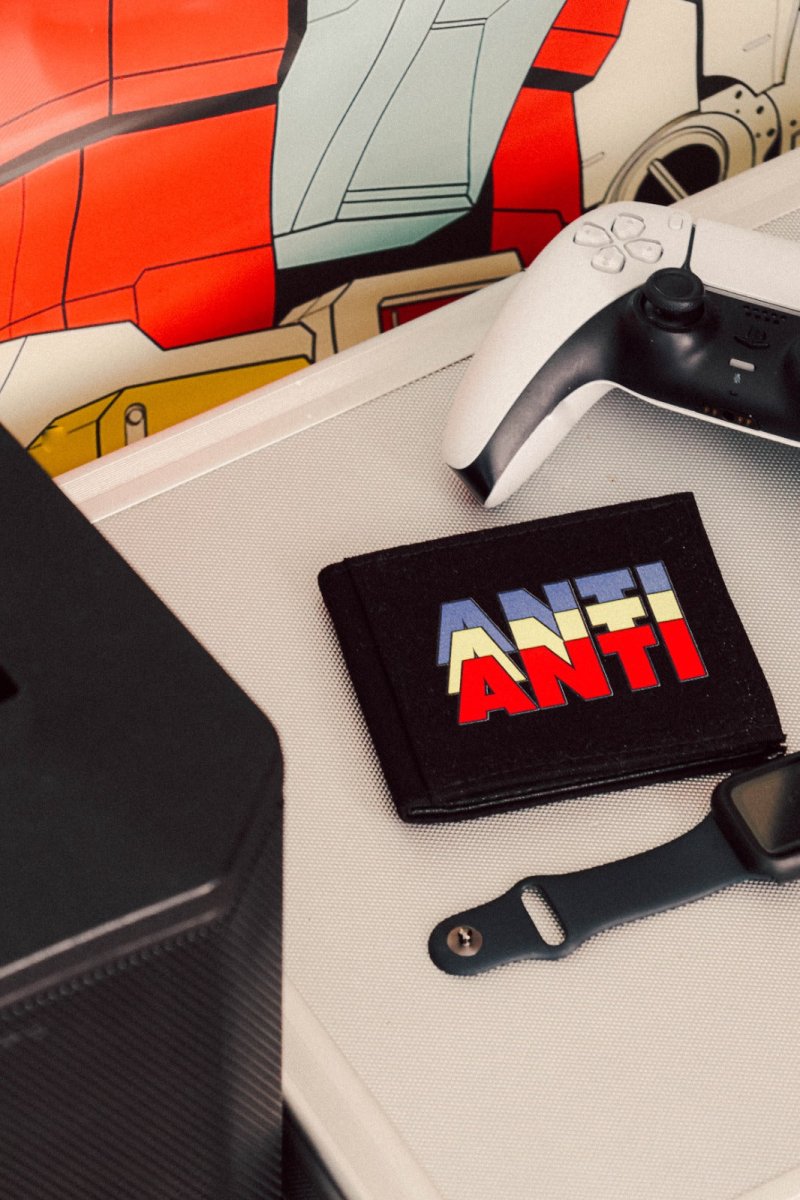Cartera Three - ANTIFASHION