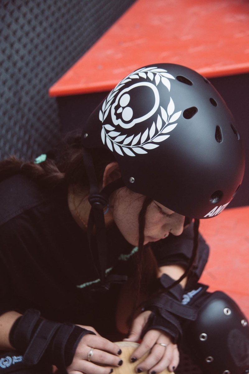 Casco Negro - ANTIFASHION