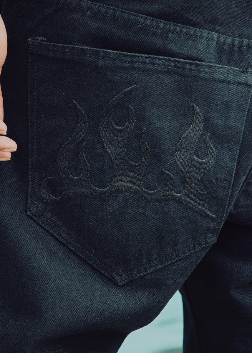 Jeans Bordados Flames Negro - ANTIFASHION